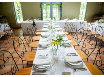 Cossars is a gorgeous venue that makes you feel as if you are in the beautiful French or Italian countryside, with lavender, olive trees, a rose garden and a vineyard all perfect for photos. The dining hall can seat up to 110 people and features an amazingly high beamed ceiling. www.cossars.co.nz